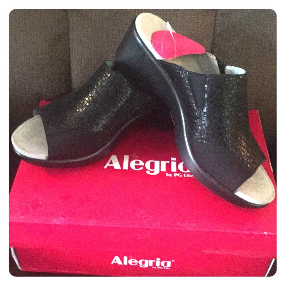 NEW Algeria black wedge sandal in a size 10 M(40)